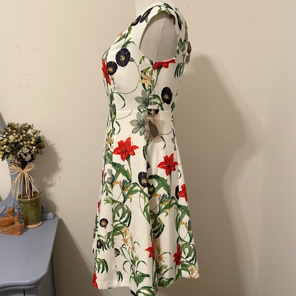 NWT Forever 21 Contemporary floral dress - Picture 8 of 9